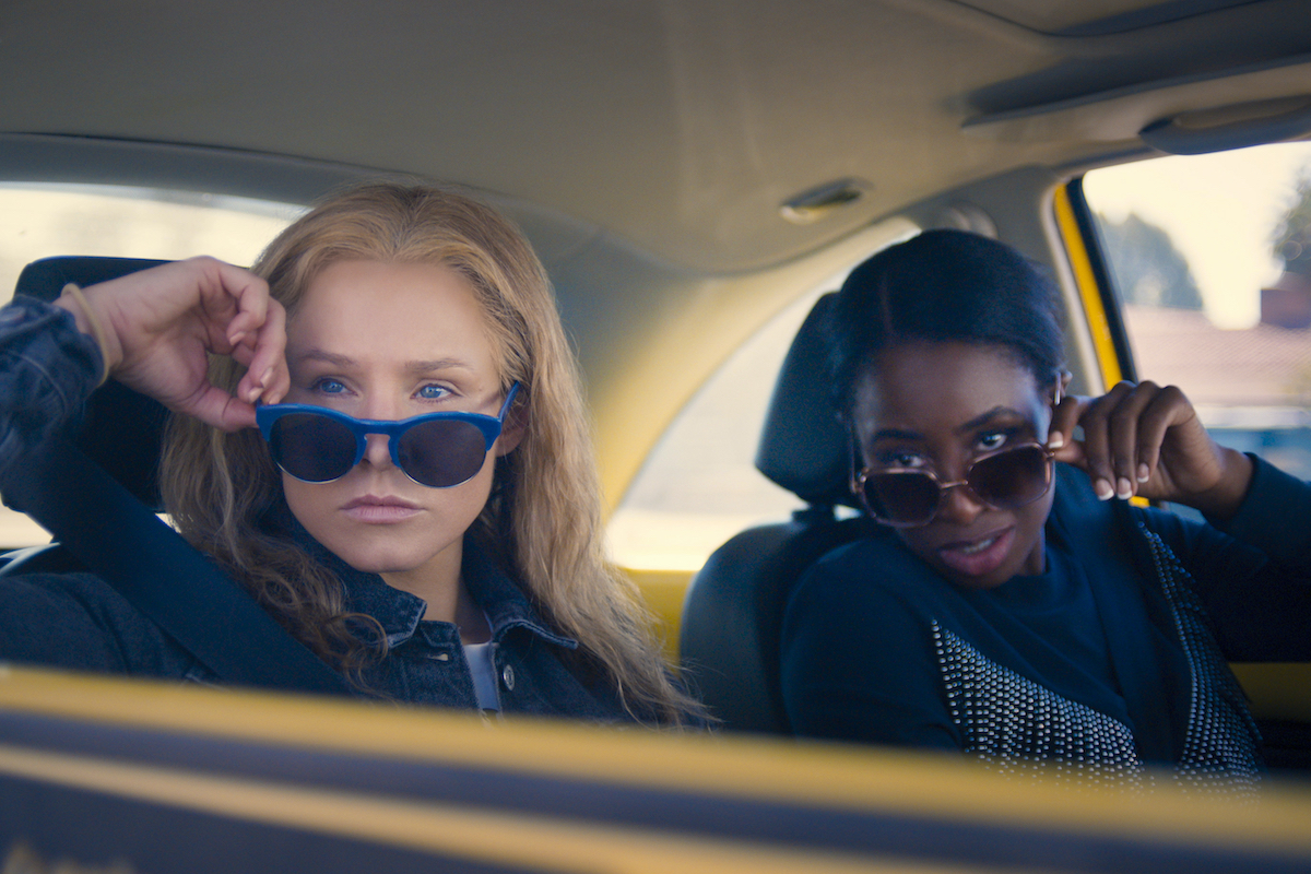 Kristen Bell as Connie Kaminski and Kirby Howell-Baptiste as JoJo Johnson in QUEENPINS.