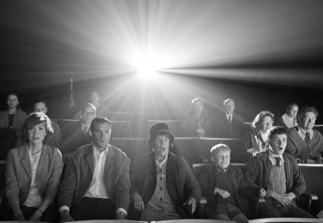 (L to R) Caitriona Balfe as "Ma", Jamie Dornan as "Pa", Judi Dench as "Granny", Jude Hill as "Buddy", and Lewis McAskie as "Will" in director Kenneth Branagh's BELFAST, a Focus Features release. Credit : Rob Youngson / Focus Features