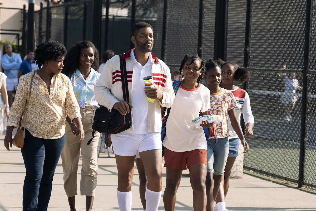 AUNJANUE ELLIS as Oracene “Brandy” Williams, MIKAYLA BARTHOLOMEW as Tunde Price, WILL SMITH as Richard Williams, SANIYYA SIDNEY as Venus Williams, DEMI SINGLETON as Serena Williams and DANIELE LAWSON as Isha Price in Warner Bros. Pictures’ inspiring drama KING RICHARD