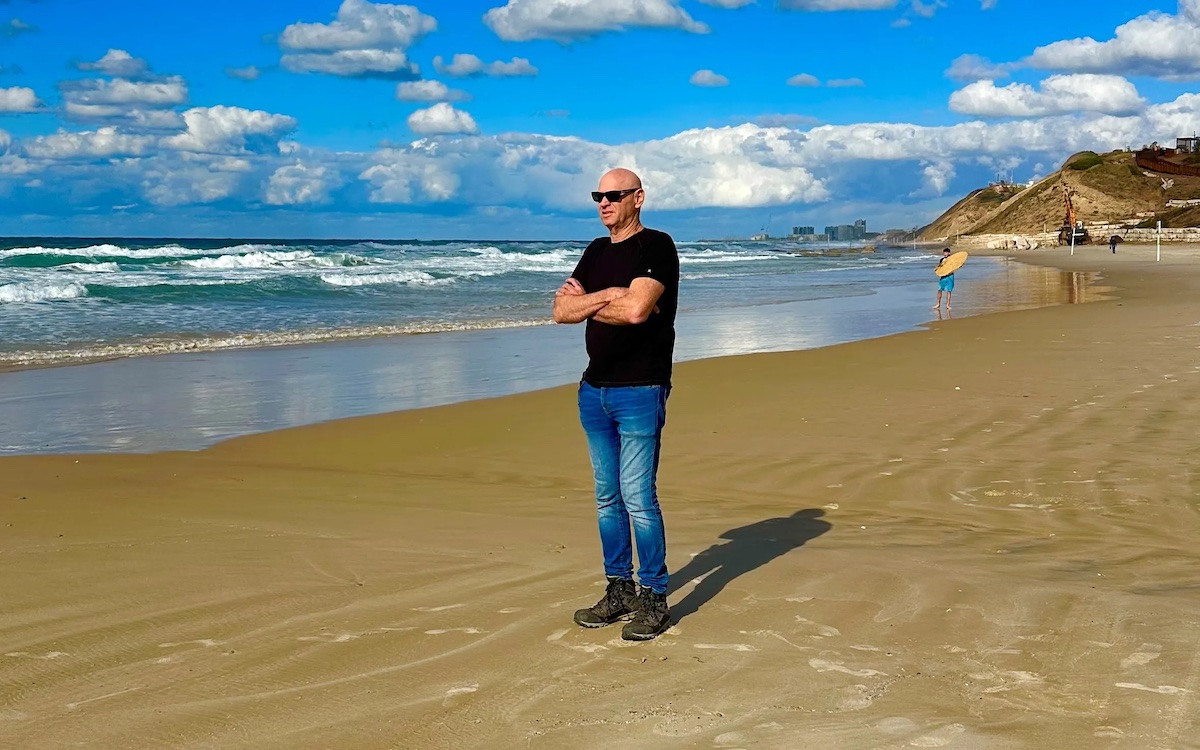 The Road Between Us: The Ultimate Rescue by Barry Avrich