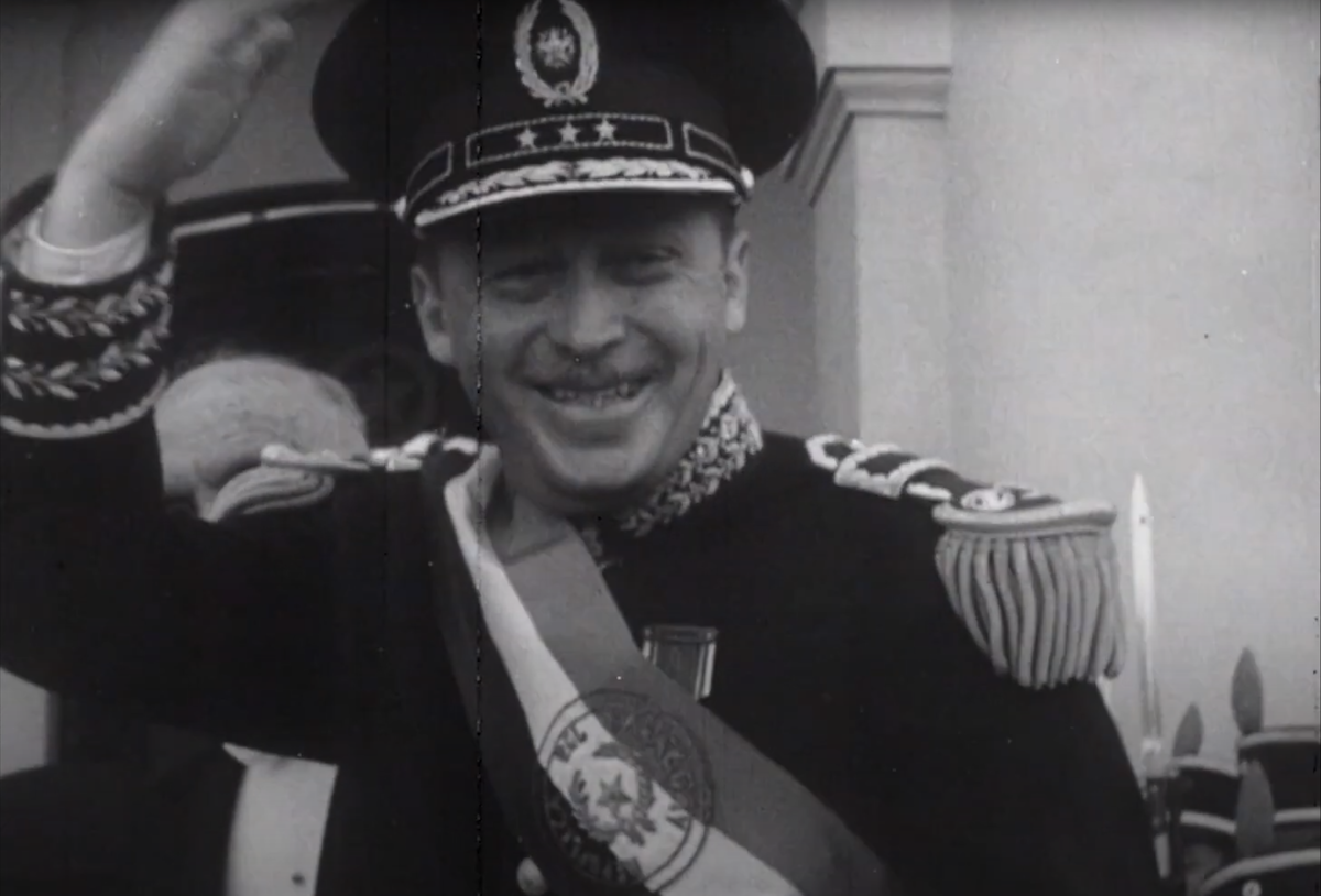 Under the Flags, the Sun (Bajo las banderas, el sol) 